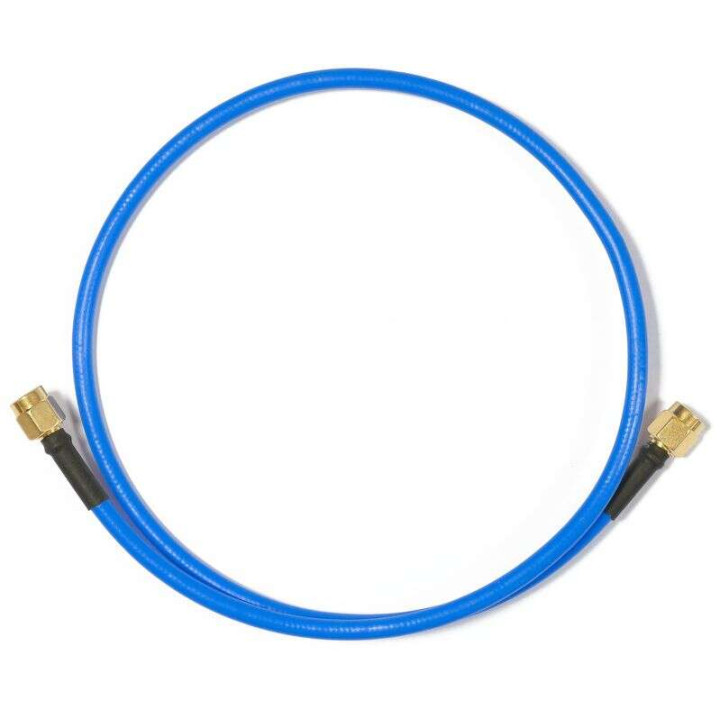 Mikrotik ACRPSMA - kabel RPSMA podłączony do prądu elektrycznego