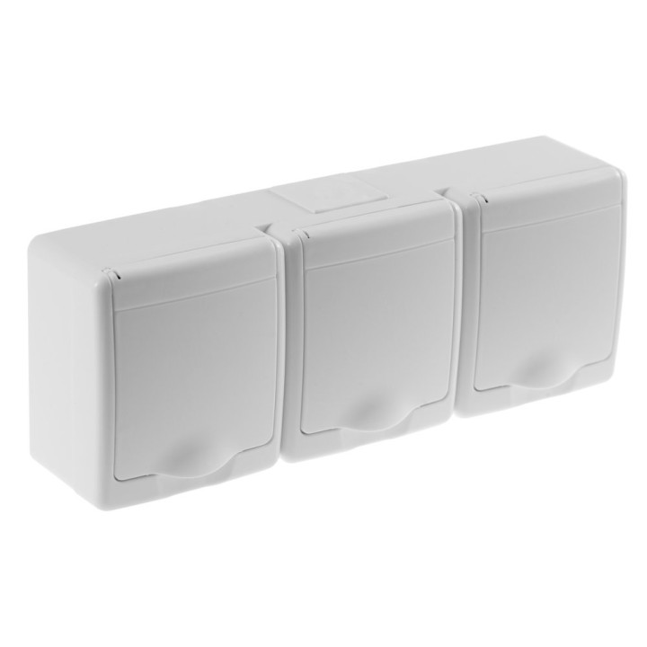 BETA surface socket 3-gang with grounding and cover white IP44